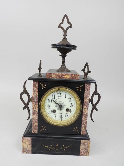 Pendule borne en marbre noir et rouge, le...