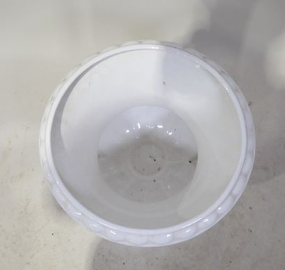 Vase Médicis en faïence émaillée blanche...