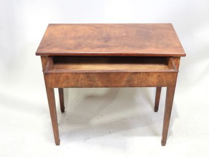 Table à écrire en bois et placage d'acajou...