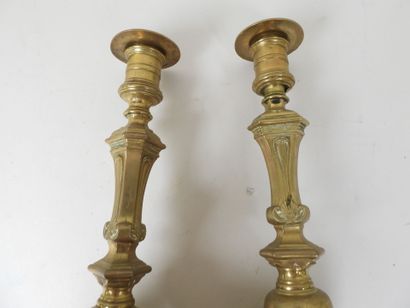 Paire de bougeoirs en laiton doré, la base...