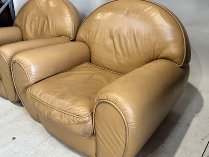Paire de large fauteuils en cuir crème.
80...