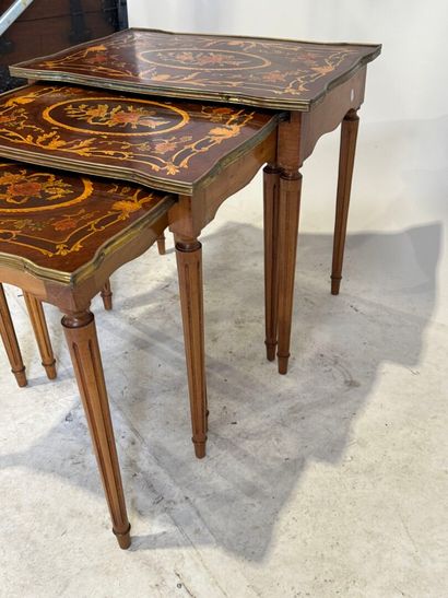 Table gigogne en bois, les plateaux chantournés...