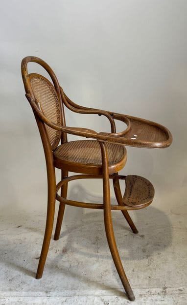 THONET.
 Chaise haute d'enfant en bois courbé...