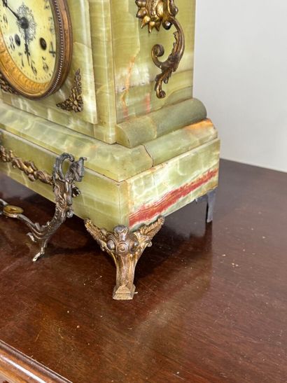 Pendule en onyx, bois et laiton ciselé, à...