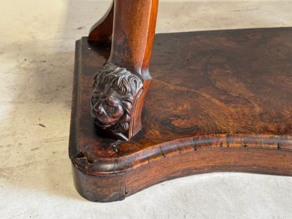 Commode en bois et placage de noyer ouvrant...