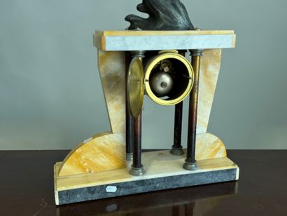 Pendule portique en marbre blanc veiné et...
