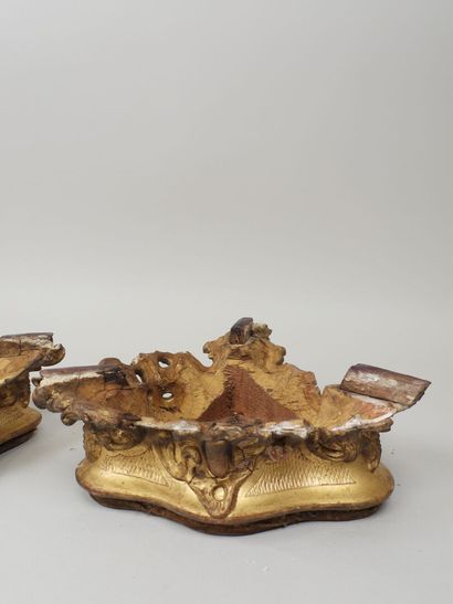 Deux socles en bois et stuc sculpté et doré,...