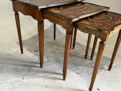 Table gigogne en bois, les plateaux chantournés...