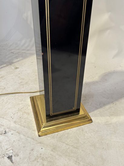 Lampe ovoïde sur piedéstal carré laqué noir...