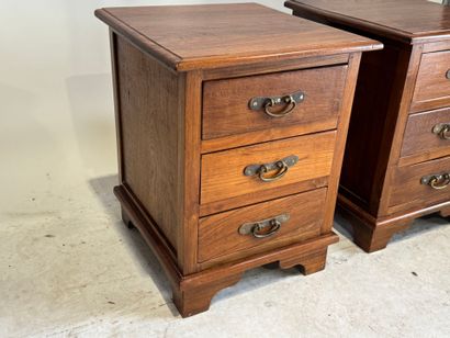 Paire de chevets en bois teinté ouvrant par...