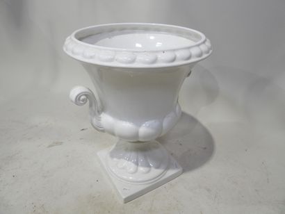 Vase Médicis en faïence émaillée blanche...