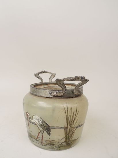 Pot à biscuits en verre émaillé à décor de...