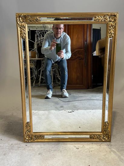 Miroir rectangulaire en bois doré et parcloses,...