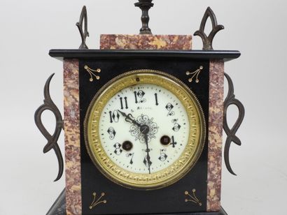 Pendule borne en marbre noir et rouge, le...