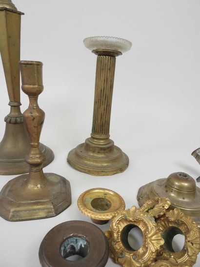 Réunion de deux paires de bougeoirs en bronze...