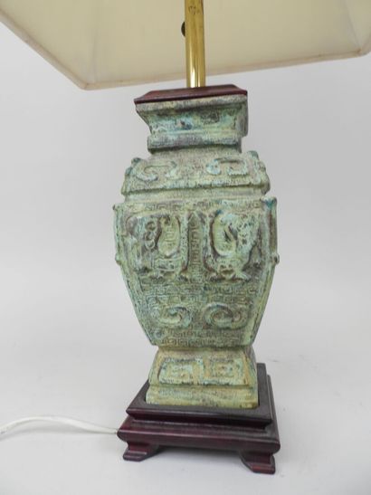 CHINE, XXe.
Pied de lampe en bronze et monture...