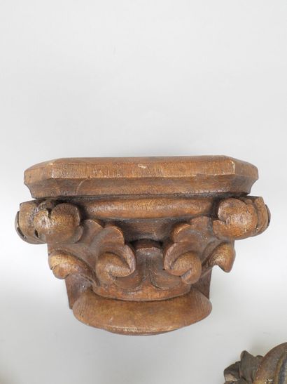 Deux socles en bois et stuc sculpté et doré,...