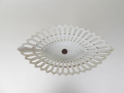 PARIS, XIXe.
Centre de table en porcelaine,...