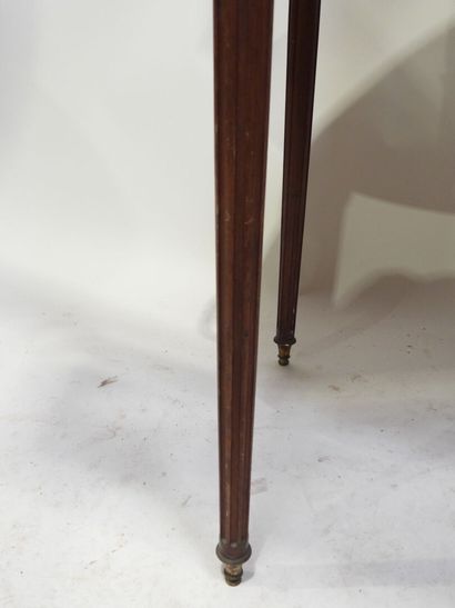 Table à thé en bois et marqueterie, le plateau...