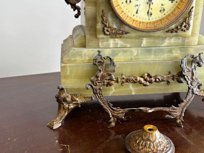 Pendule en onyx, bois et laiton ciselé, à...