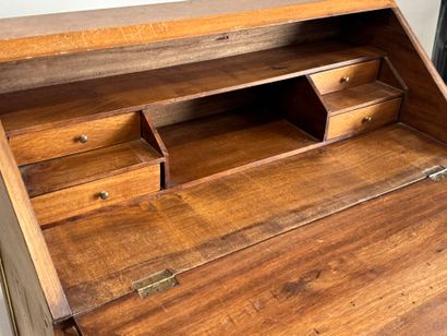 Bureau de pente en noyer, ouvrant à un abattant...