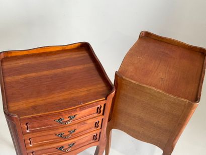 Paire de chevets en merisier mouluré ouvrant...