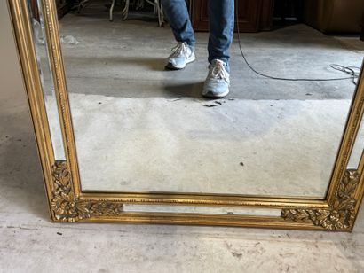 Miroir rectangulaire en bois doré et parcloses,...