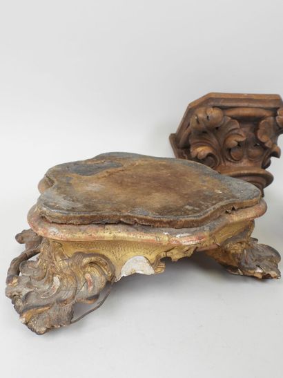 Deux socles en bois et stuc sculpté et doré,...