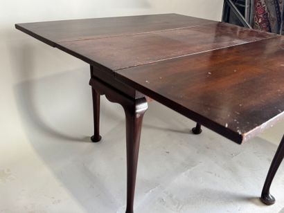 Table en acajou, le piétement 
