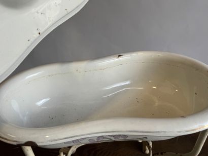 Bidet in enameled sheet metal with flower...