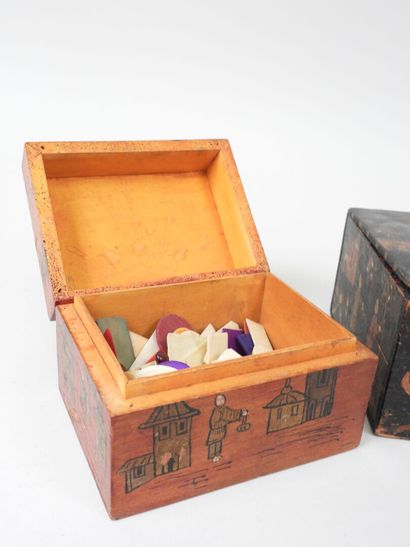 CHINE, XXe.
Deux boîtes en bois à décor polychrome...