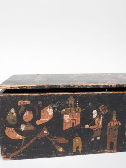 CHINE, XXe.
Deux boîtes en bois à décor polychrome...