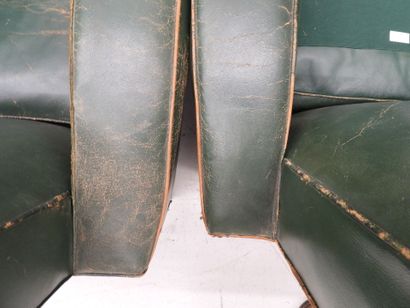 Paire de fauteuils club en cuir vert, l'assise...