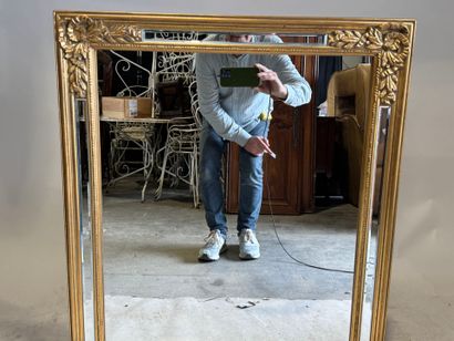 Miroir rectangulaire en bois doré et parcloses,...