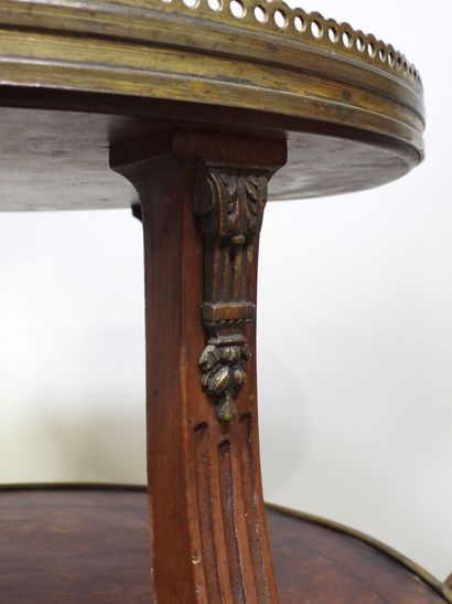 Table à thé en bois et marqueterie, le plateau...