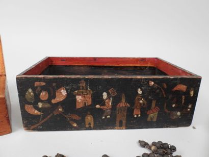 CHINE, XXe.
Deux boîtes en bois à décor polychrome...