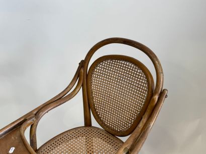 THONET.
 Chaise haute d'enfant en bois courbé...