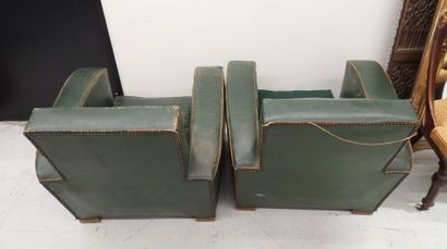 Paire de fauteuils club en cuir vert, l'assise...