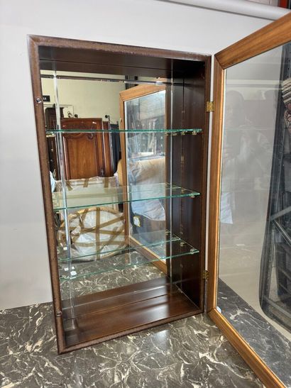 Vitrine en bois teinté ouvrant par un vantail...