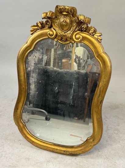 Miroir de forme chantournée en bois doré...