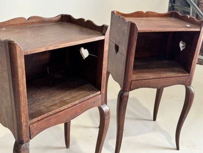 Paire de chevets en bois mouluré, ouvrant...
