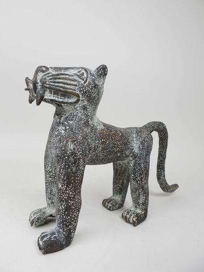 École XXe. 
Léopard en bronze patiné. 
24...