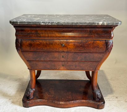 Commode en bois et placage de noyer ouvrant...