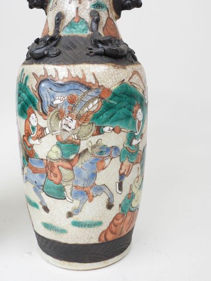 NANKIN, XIXe.
Paire de vases en faïence à...