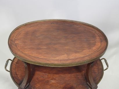 Table à thé en bois et marqueterie, le plateau...