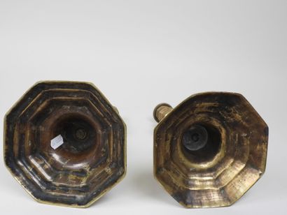 Deux bougeoirs en bronze doré, le fut balustre,...