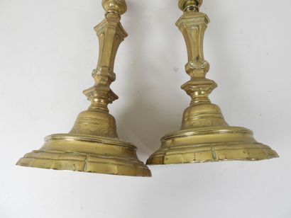 Paire de bougeoirs en laiton doré, la base...