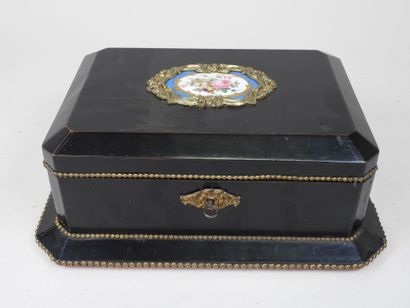 Coffret en bois noirci, le couvercle à décor...