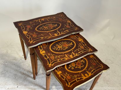 Table gigogne en bois, les plateaux chantournés...