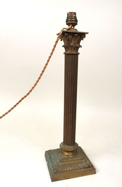 Pied de lampe en bronze, la base de section...